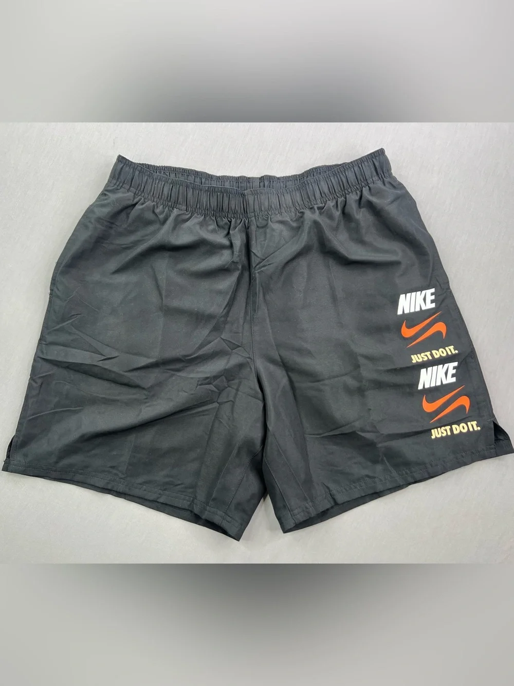 NIKE MENS STACK LOGO 7” LIGHTWEIGHT MESH LINED VOLLEY SWIM TRUNKS
